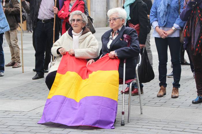 Errepublikar bandera Tolosako udaletxean 12 1460805620600