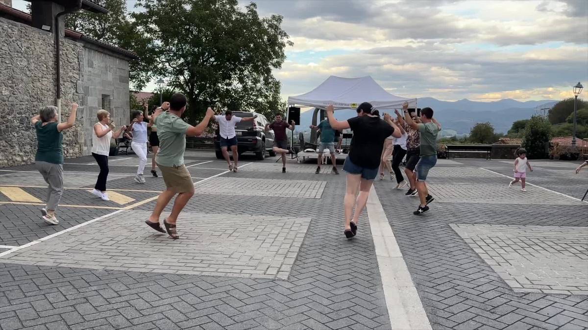 Larraulgo festa eguna, Ansorregi eta Larrañaga trikitilariekin dantzan