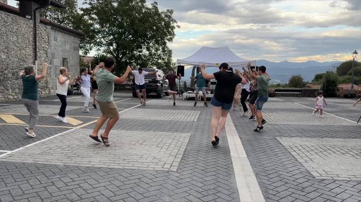 Larraulgo festa eguna, Ansorregi eta Larrañaga trikitilariekin dantzan