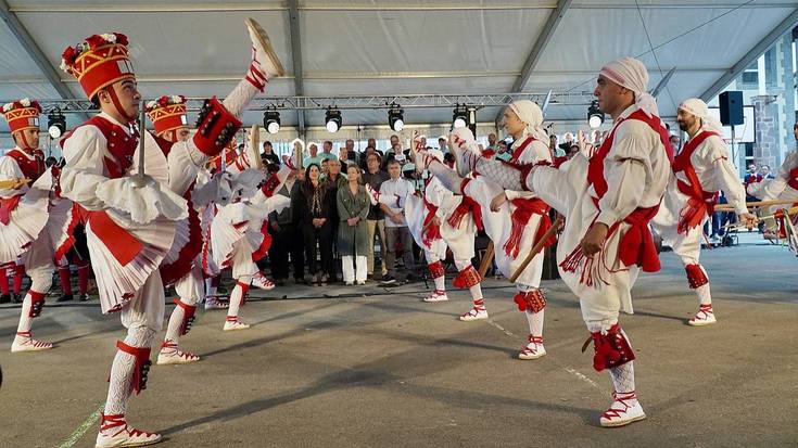 Gipuzkoaren eta Nafarroaren adiskidetzea irudikatu du Urmugak Berastegin