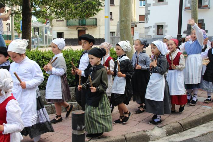 Haurrek alaitu dituzte kalea 18 1494677852287