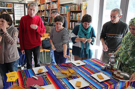 Elkarrekin bazkaldu eta kultura trukeari ateak zabaldu