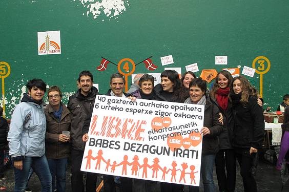 Irati Mujika amezketarrak bere herrian egindako azokan parte hartu du