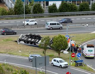 Kamioi bat irauli da N-1 errepideko Santa Lutziako adarrean
