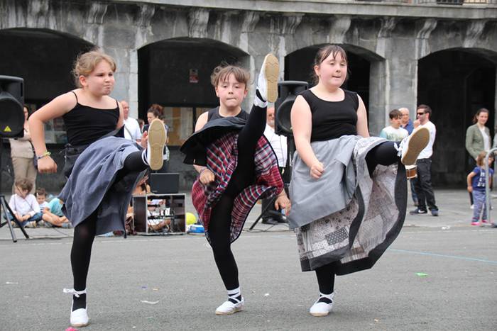 Dantzari txiki eguna Villabonan 15 1465749472539