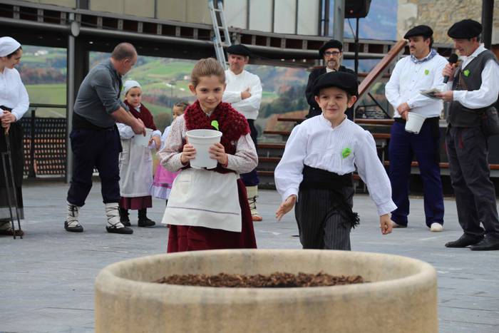 Auzolanaren fruitu, azoka 13 1541960654846