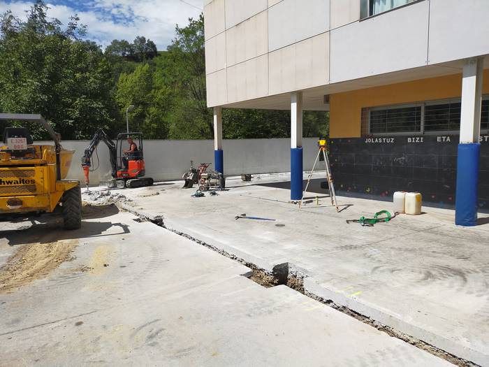 Hasi dira Arroako eskolako patioan estalpe berria egiteko lanak