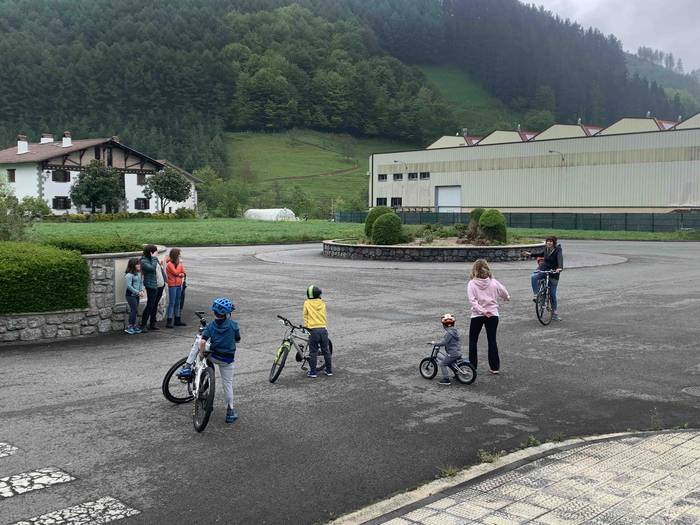 Haurrak kalera atera dira 12 1587900342846