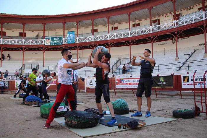 Izetatarrek jantzi dute txap 46 1624130527696