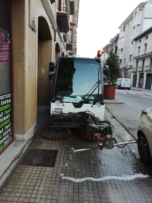 Kale garbiketako udal brigada Amasa-Villabonako kaleak desinfektatzen ari da
