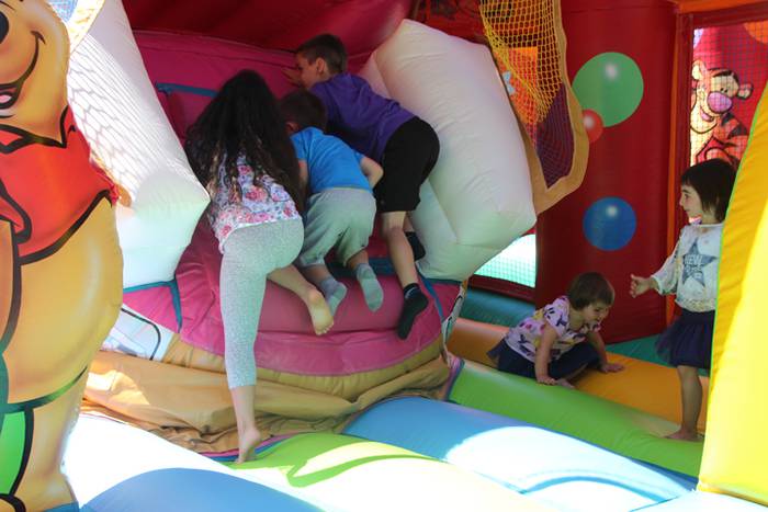 Haurrak jolasean, helduak jan eta edanean 15 1468671919092