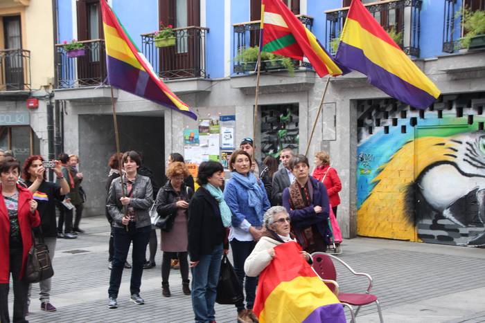 Errepublikar bandera Tolosako udaletxean 8 1460805590525