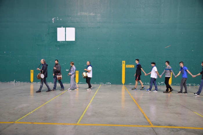 Dantzaren sokak lotuta - 9