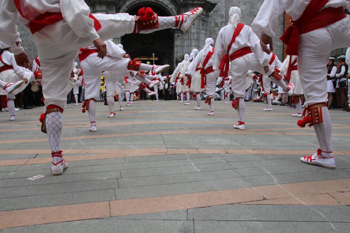 Santuek eta dantzariek poztu 47 1498312434430