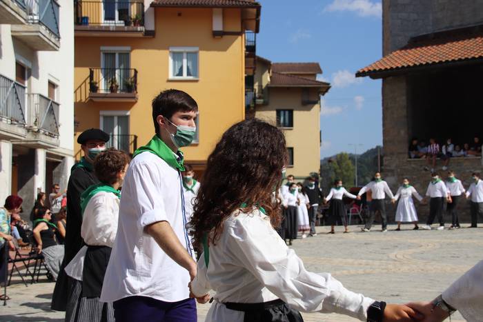 Berriro ere elkarri eskutik  10 1632576976671