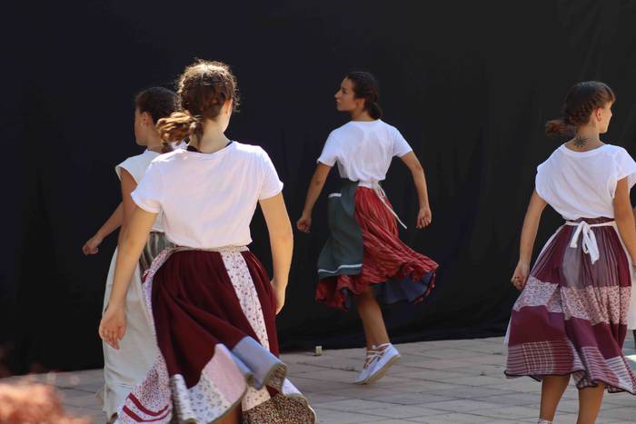 Dantzan igaro dute goiza Liz 46 1630841485334