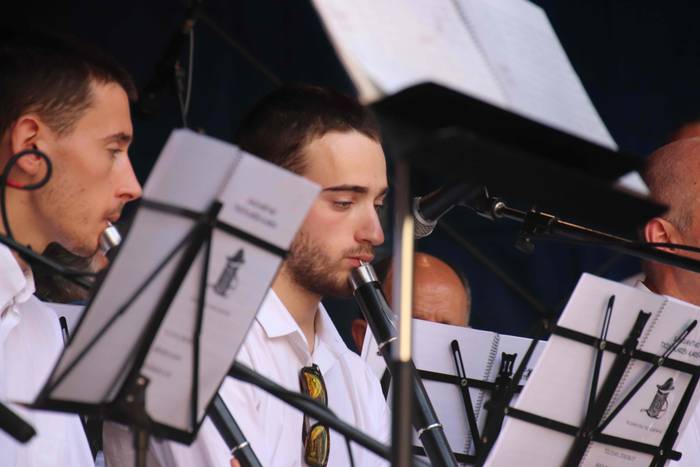 Musikak eta dantzak jantzi d 7 1531658547344