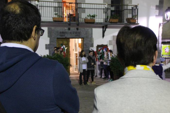 Iruran utzi dute garaikurra 10 1477594626389