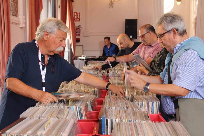 Kasinoan, disko eta liburu a 11 1567859715563