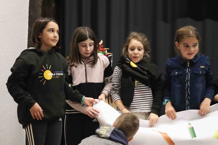 Eskola Txikien Festako logo  29 1668190216075