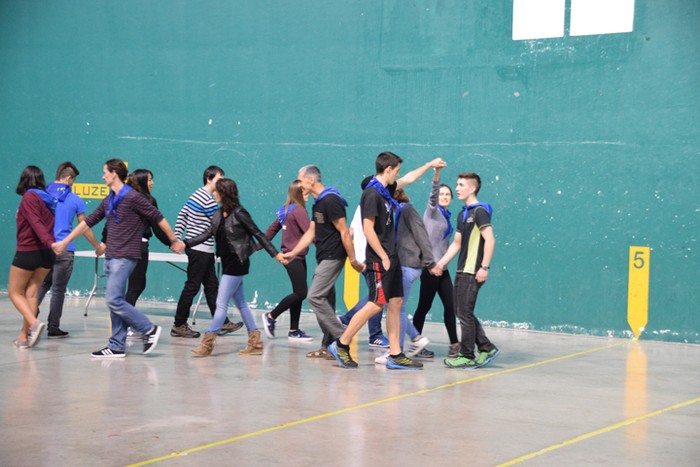 Dantzaren sokak lotuta - 41