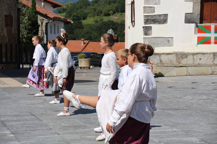 Axeriak dantzan Adunan 3 1471260658398