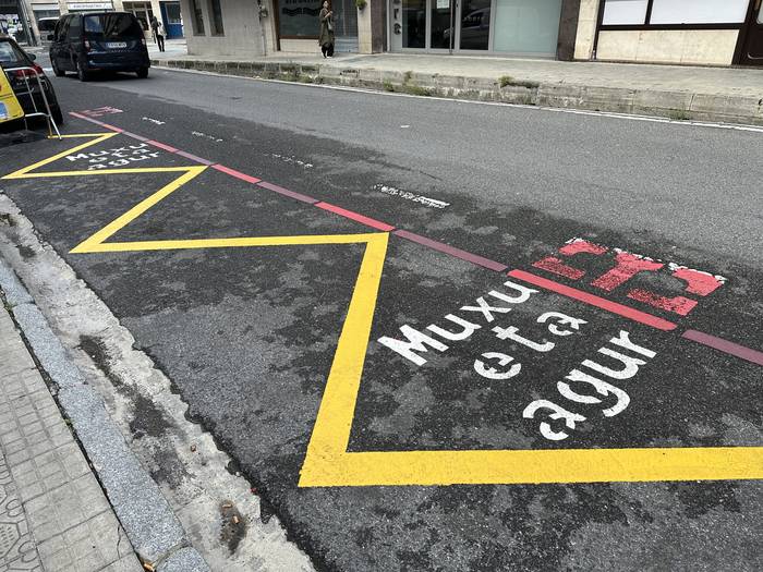 Geldialdi laburreko bi gune, haurrak eskolan utzi ahal izateko