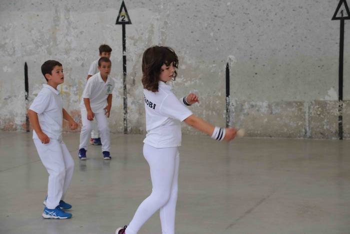 Zuriz jantzi zen Berrobiko f 6 1567409246360