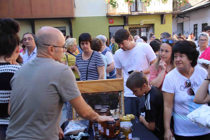 Argazki kamerak eskuan hartu 25 1569759119514