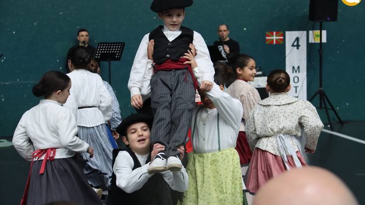 Pilotalekuan ospatu dute Dantzari Eguna