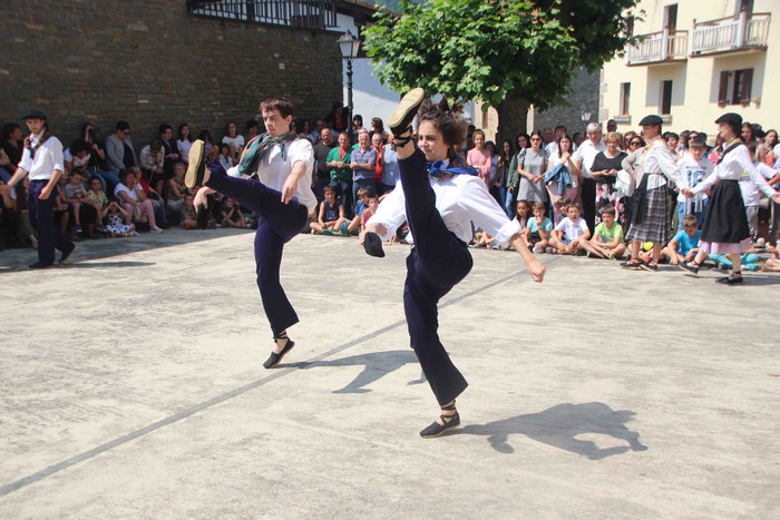 Emakumeak dantzari, lehenengo aldiz soka dantzan - 23