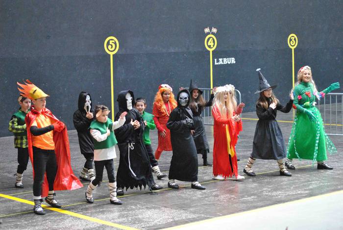 Euskal mitologiaz jantzi da  21 1582282573728