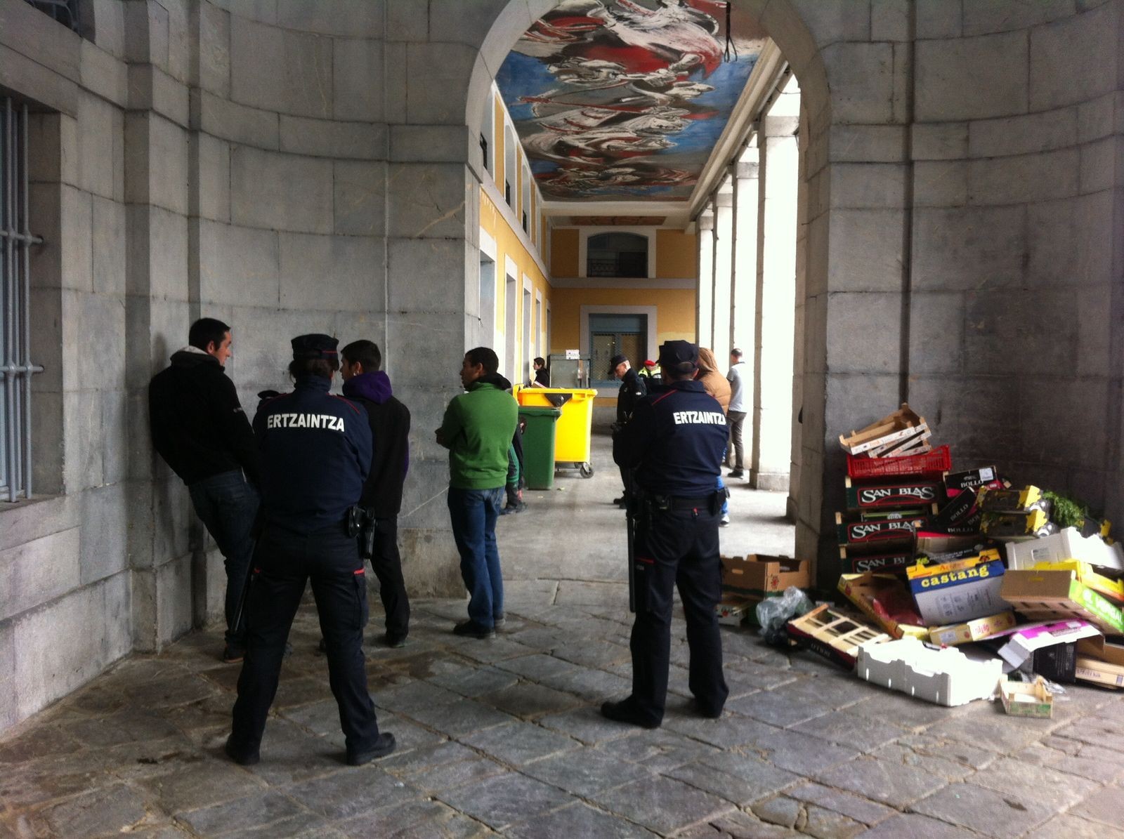 Euskal Herria Plazako lokal huts bat okupatu du Gazte Asanbladak eta berehala hustu du Ertzaintzak