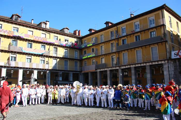 Lau txarangen lagunarteko bilkura
