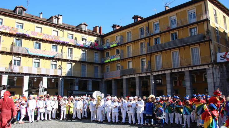 Lau txarangen lagunarteko bilkura