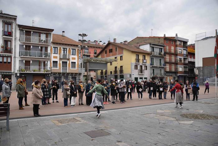 Emakume merkatari eta ostala 13 1615215649731