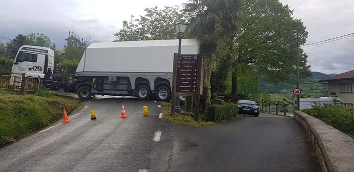 Arreta eskatu dute Izaskunen kamioi bat gurutzatuta gelditu delako