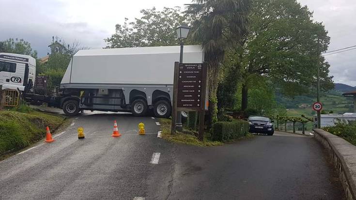 Arreta eskatu dute Izaskunen kamioi bat gurutzatuta gelditu delako