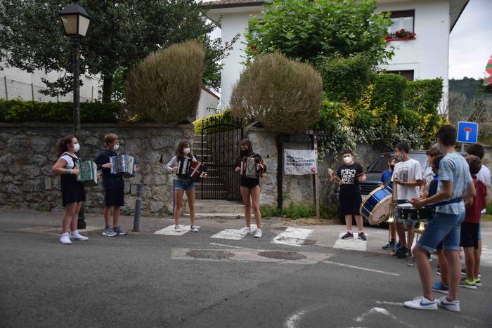 Festari itxura ematen, musik 2 1627663330082