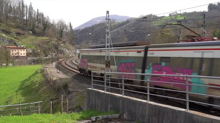 Ikaztegietan herritarrak kexu trenaren bozina hotsarekin