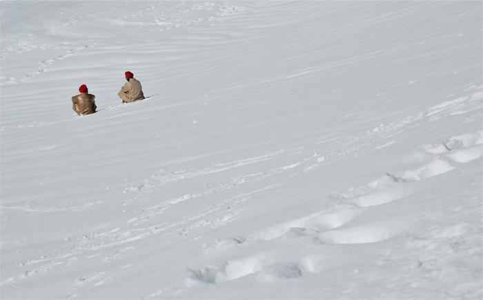 ELURREZKO DUNAK. Jungfraujochen umeen antzera gozatzen zebiltzan bi arabiar hauek, 3000 metrotik gora dauden glaziarren artean.