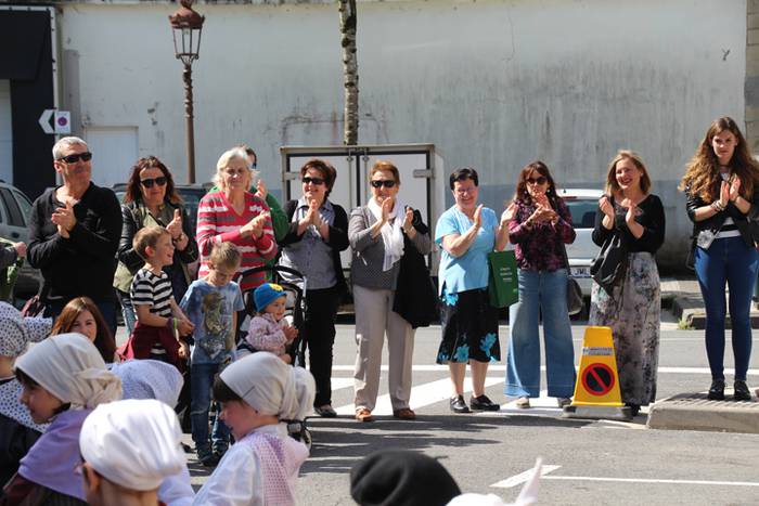 Haurrek alaitu dituzte kalea 47 1494678033021