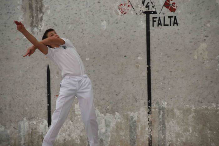 Zuriz jantzi zen Berrobiko f 30 1567409267917