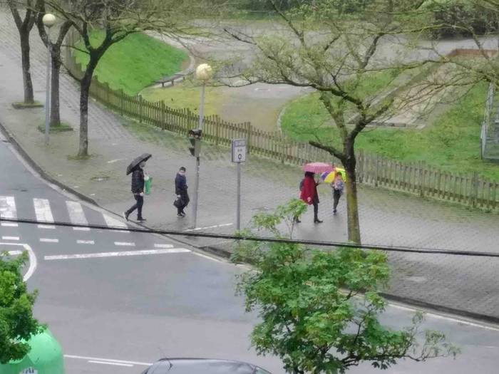 Haurrak kalera atera dira 29 1587900346642