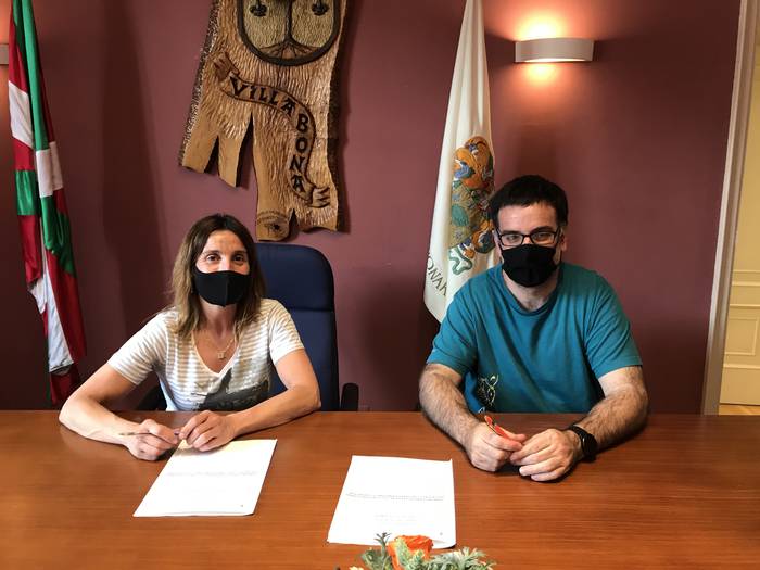 Udalak hitzarmenak sinatu ditu Oinkari dantza taldea eta Harituz bertso elkartearekin