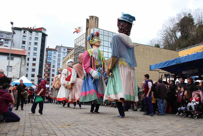 Gabonetako azokak jende asko 62 1576941784137