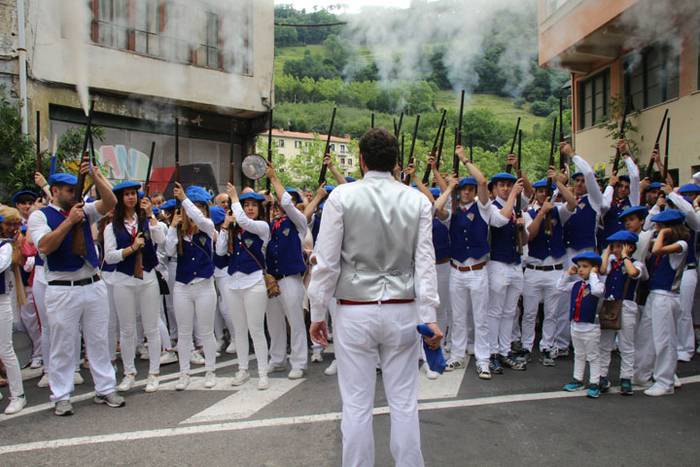 Santuek eta dantzariek poztu 108 1498312781715