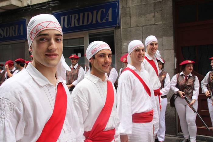 Santuek eta dantzariek poztu 102 1498312747868