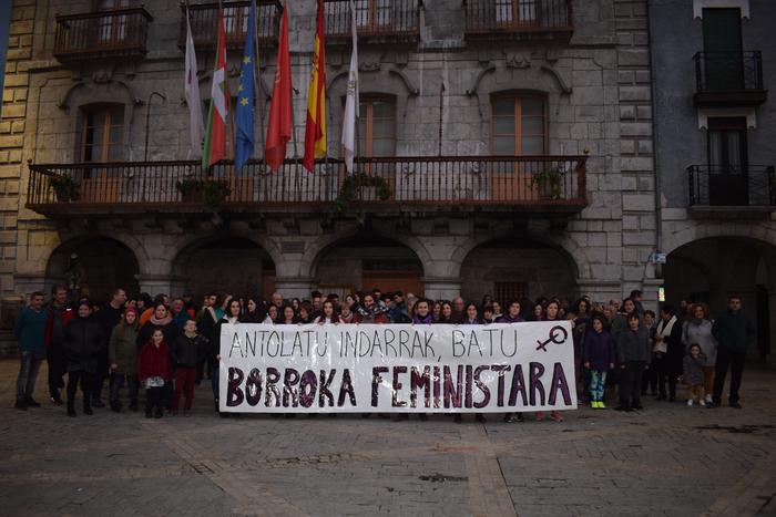 Borroka feministara batuz, elkarretaratzea egin dute Alegian