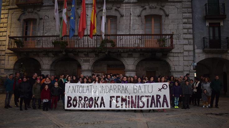 Borroka feministara batuz, elkarretaratzea egin dute Alegian